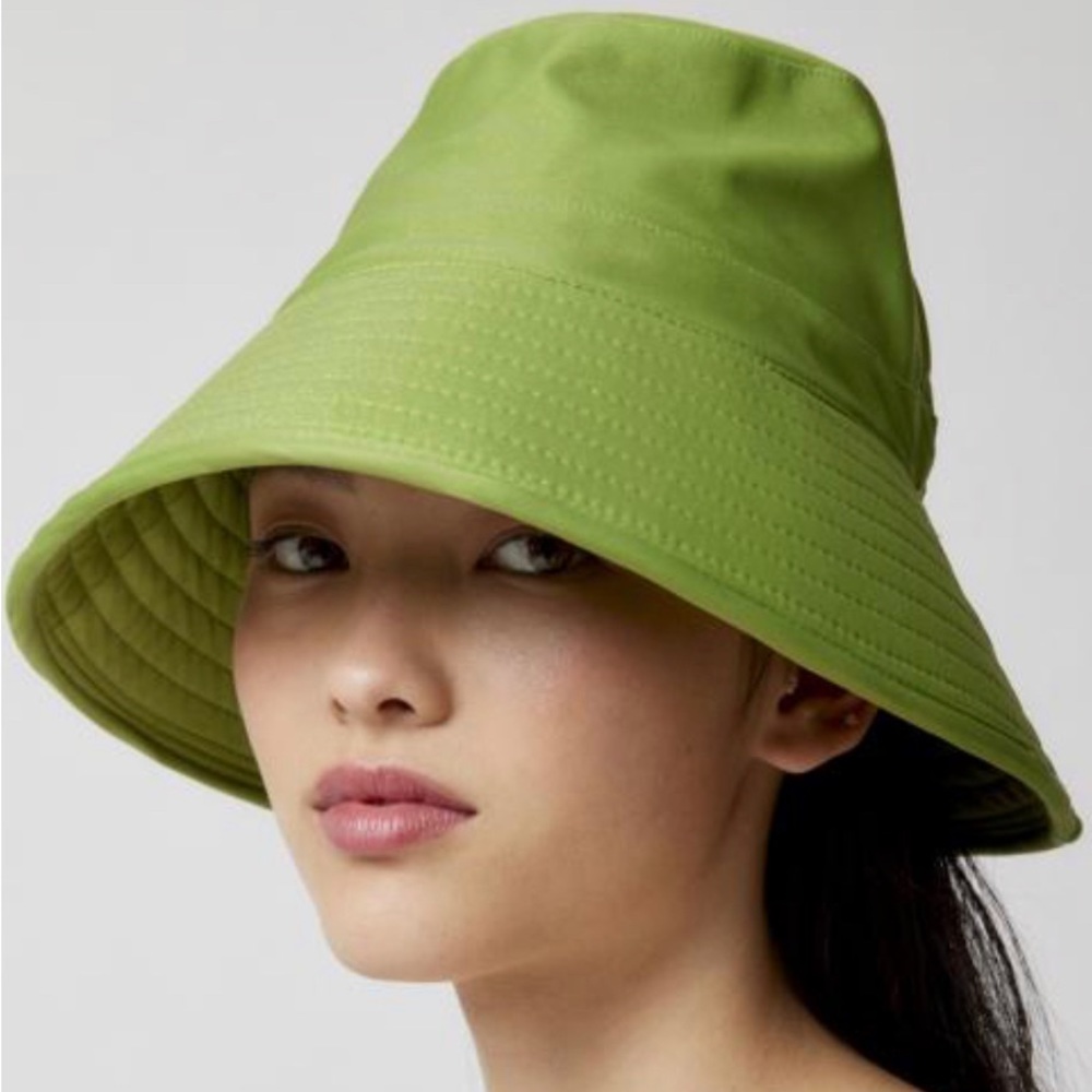 St Patrick’s Day 🍀 NWT Urban Outfitters Sparkly Reversible Green Bucket Hat New